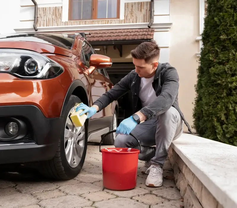 Lavage auto à domicile Moulin-Neuf : professionnel intervenant sur un véhicule